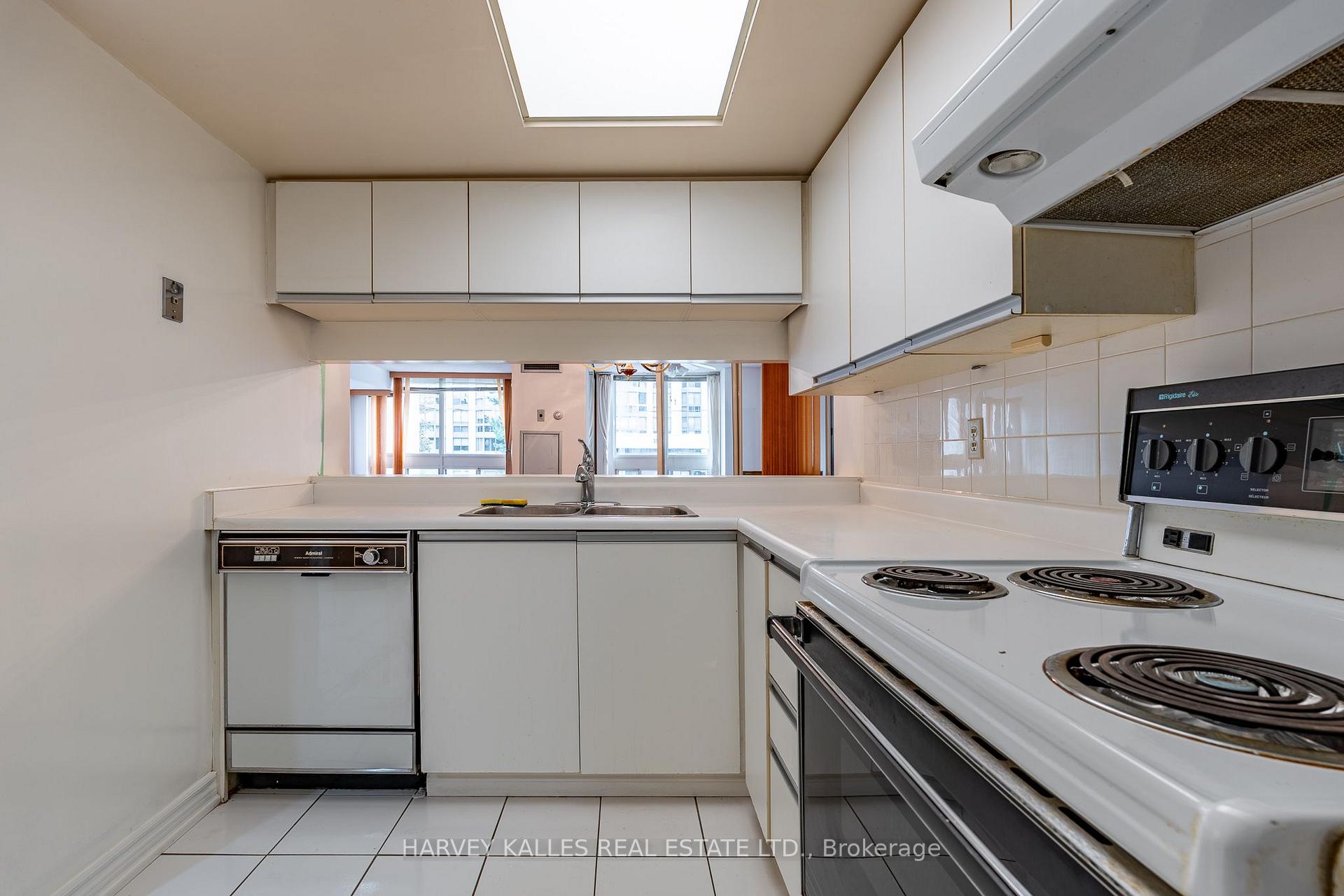 5 Kenneth Avenue 205, Toronto Unit: 205