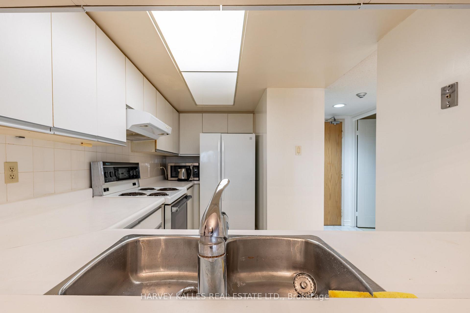 5 Kenneth Avenue 205, Toronto Unit: 205