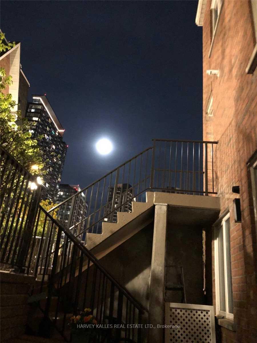28 Douro Street 220, Toronto Unit: 220