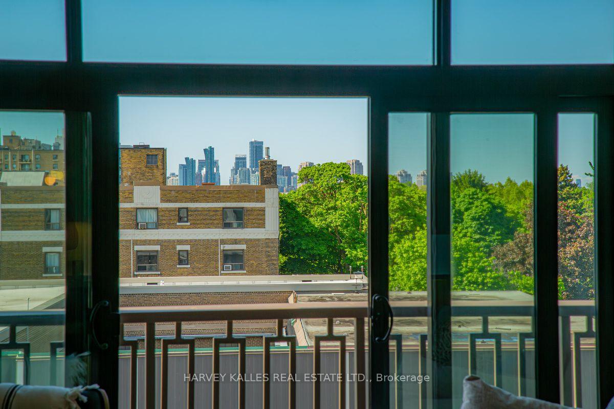 1 Strathgowan Avenue 605, Toronto Unit: 605