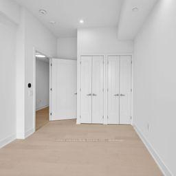 8 Manor Road W 807, Toronto Unit: 807