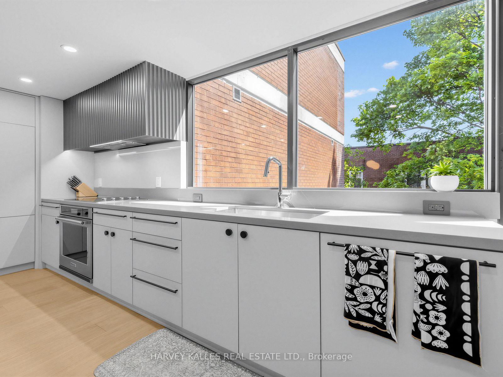 349 St. Clair Avenue W 404, Toronto Unit: 404
