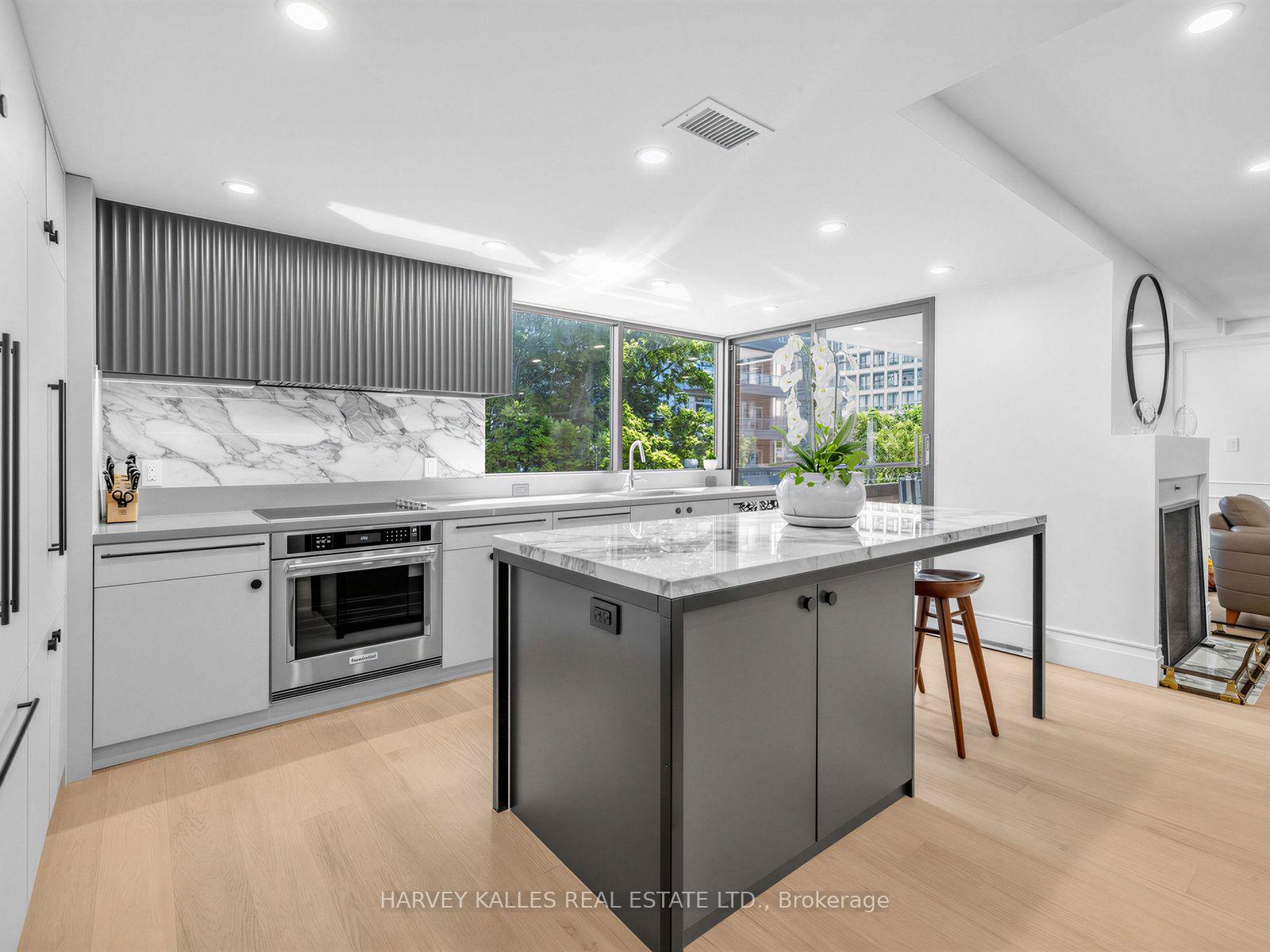 349 St. Clair Avenue W 404, Toronto Unit: 404