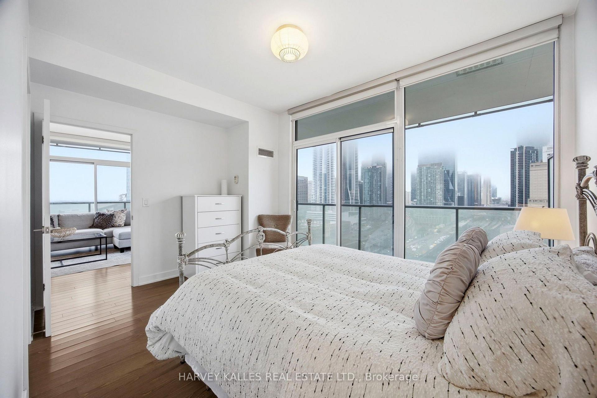 1 Market Street 1612, Toronto Unit: 1612