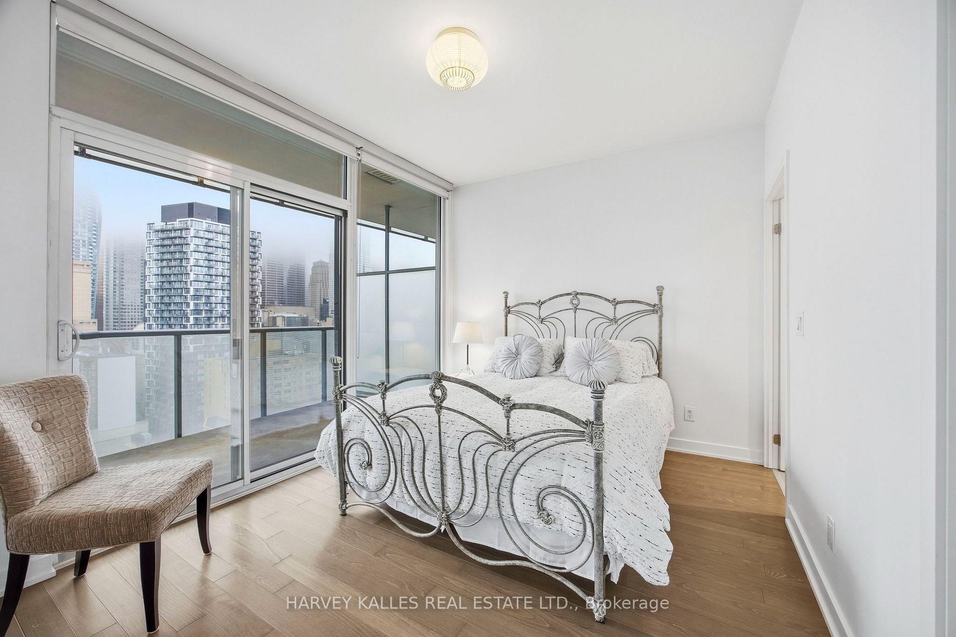 1 Market Street 1612, Toronto Unit: 1612