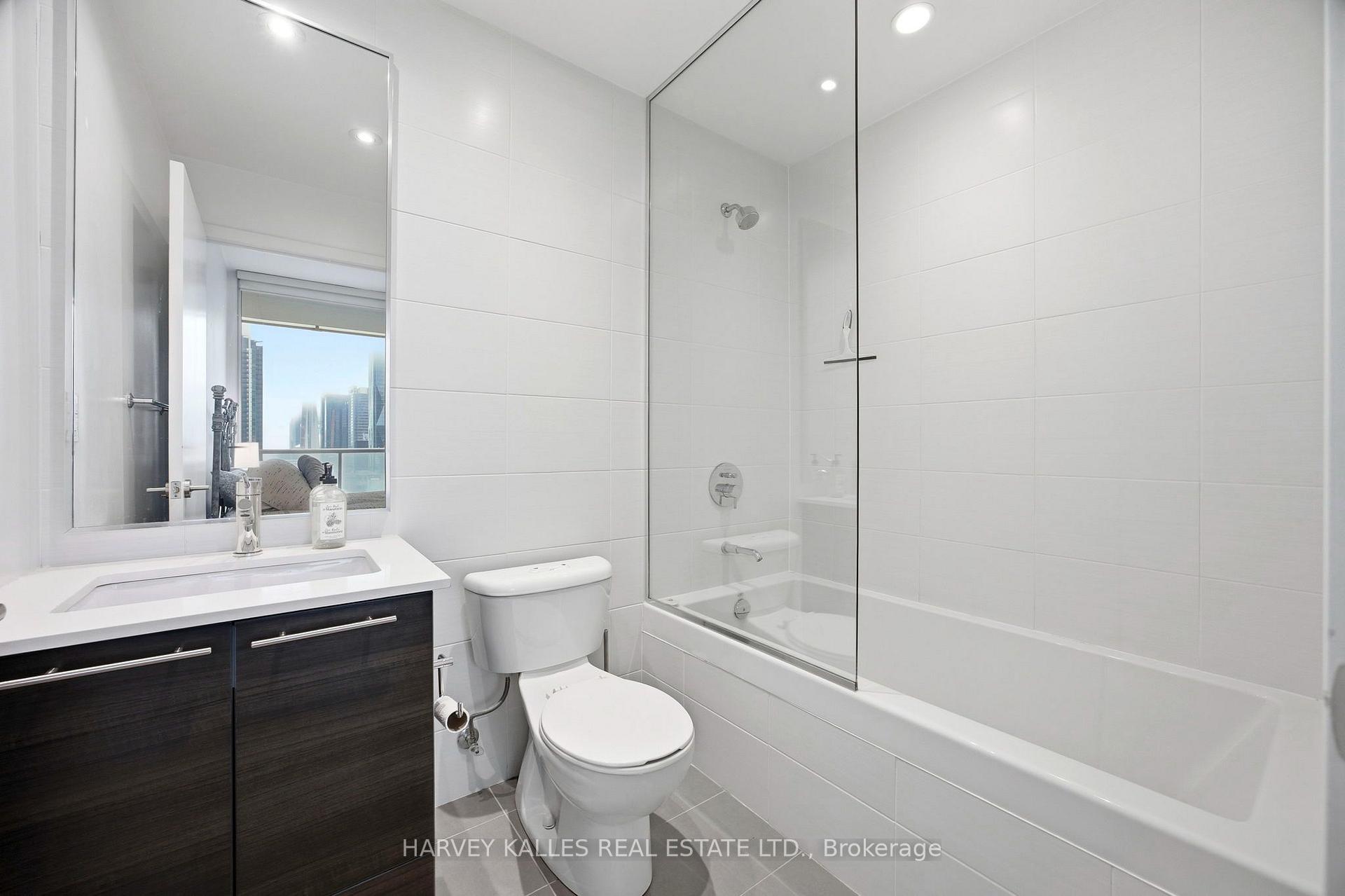 1 Market Street 1612, Toronto Unit: 1612