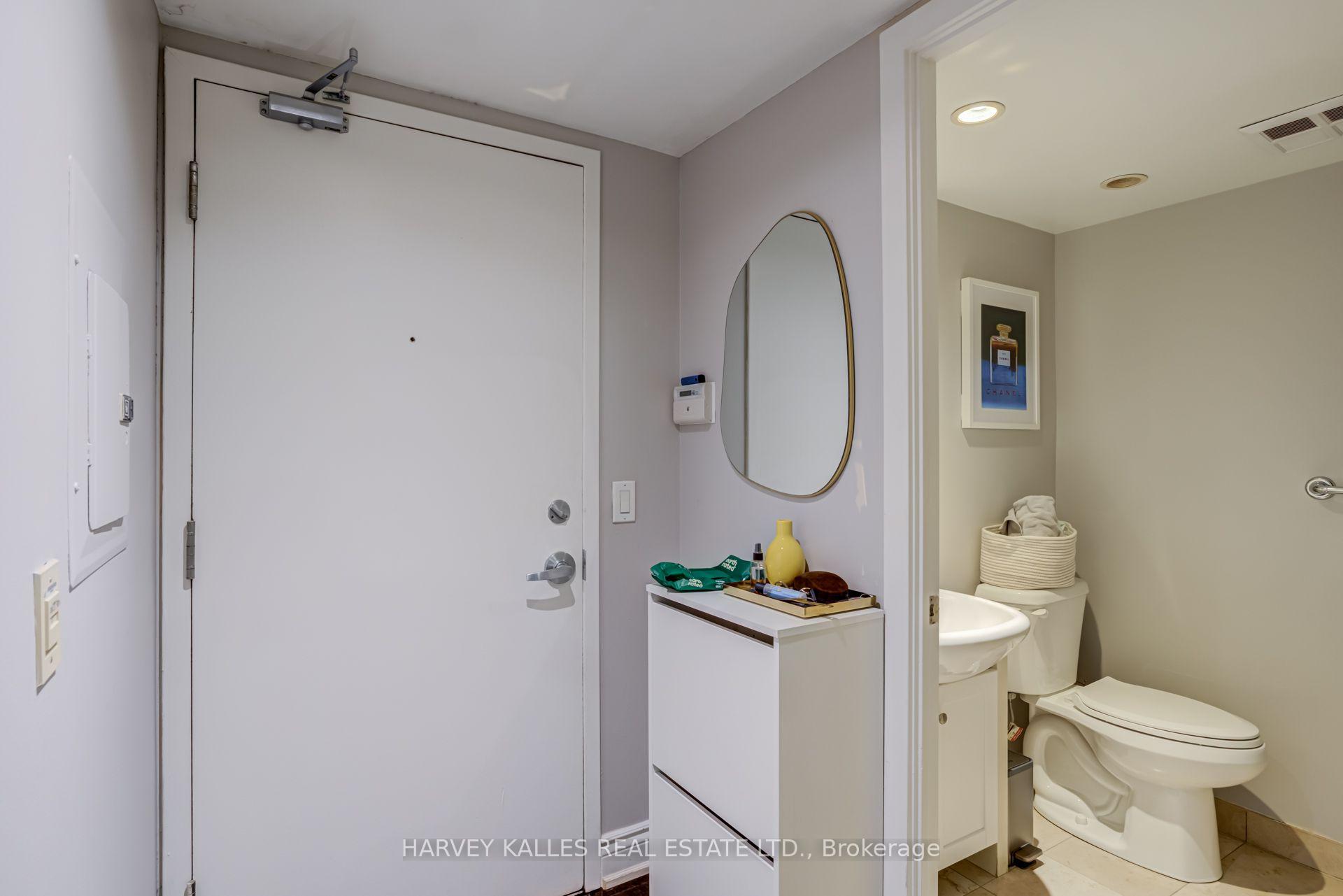 8 York Street 610, Toronto Unit: 610