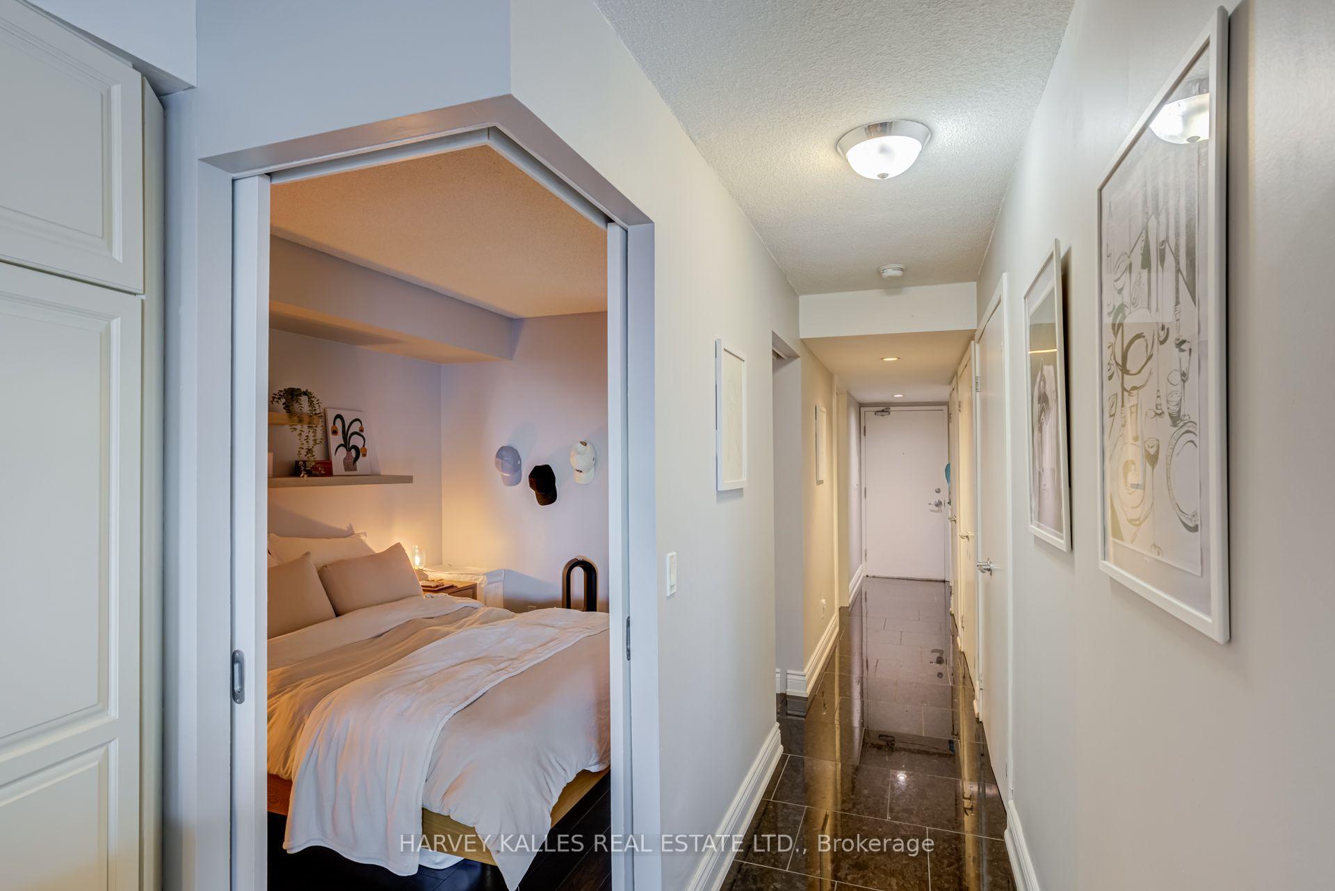 8 York Street 610, Toronto Unit: 610