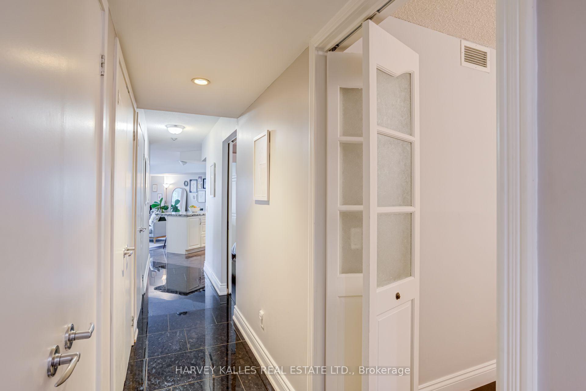 8 York Street 610, Toronto Unit: 610