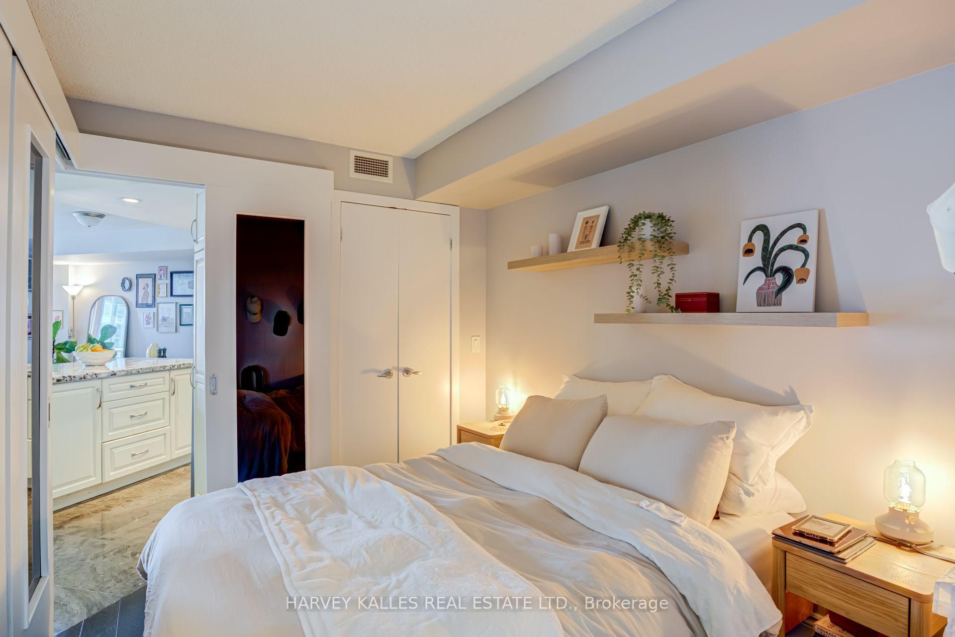 8 York Street 610, Toronto Unit: 610