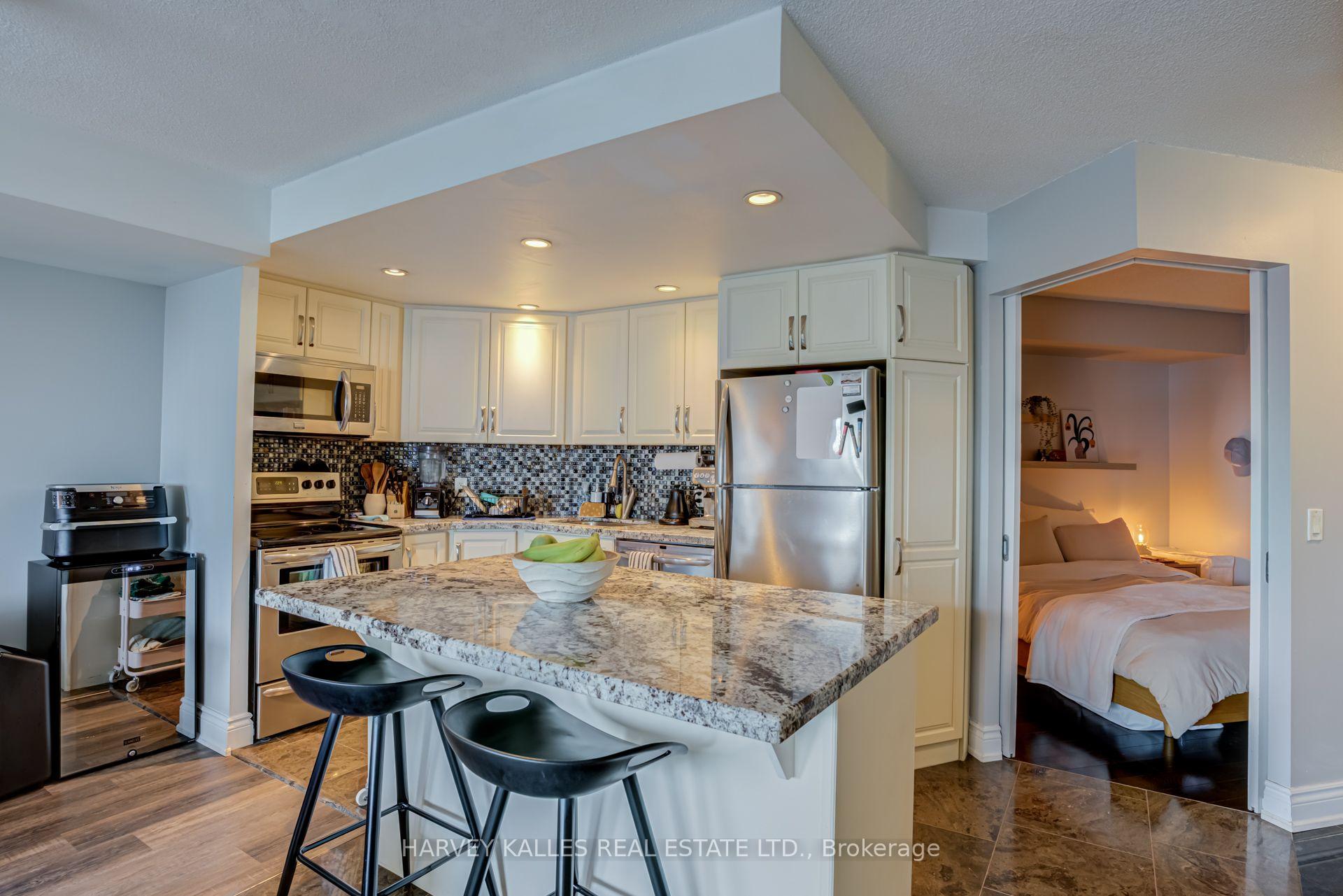 8 York Street 610, Toronto Unit: 610