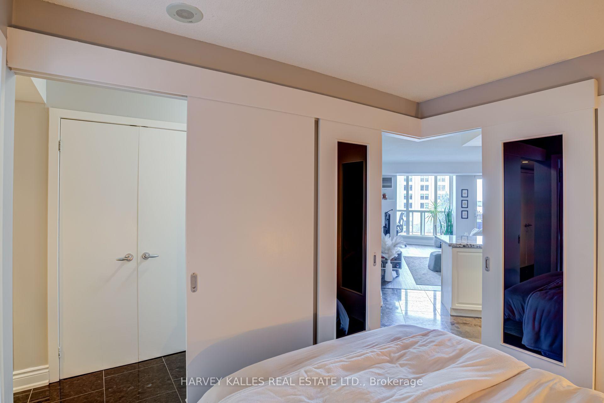 8 York Street 610, Toronto Unit: 610