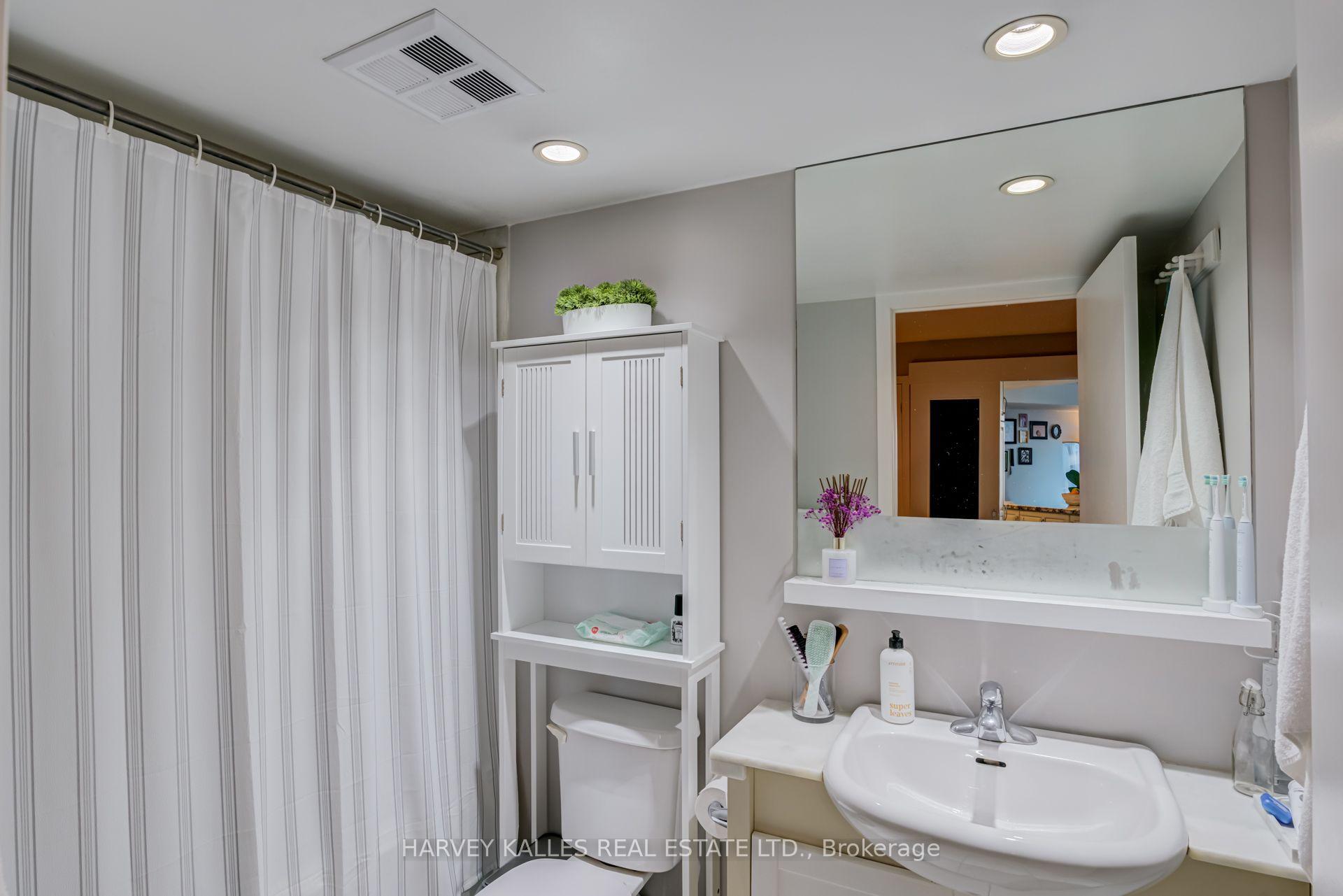 8 York Street 610, Toronto Unit: 610