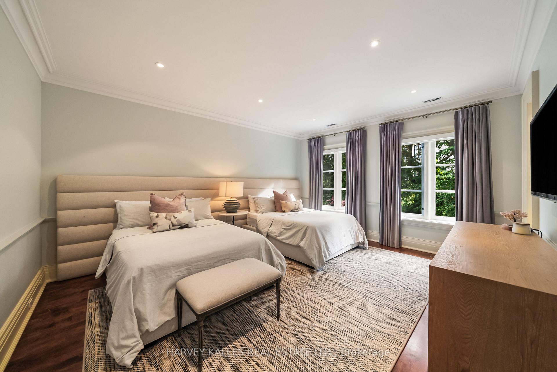 250 Forest Hill Road, Toronto