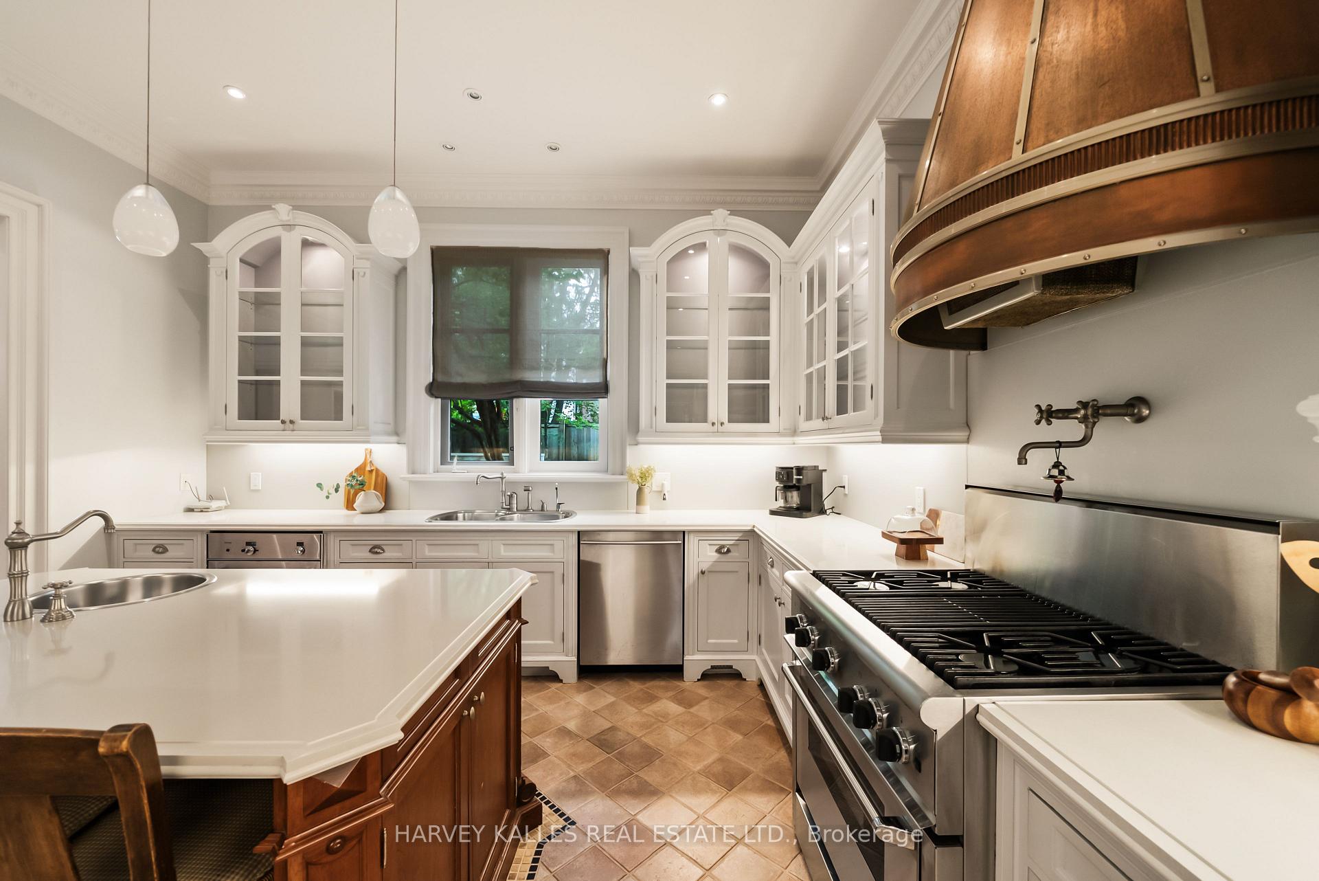 250 Forest Hill Road, Toronto