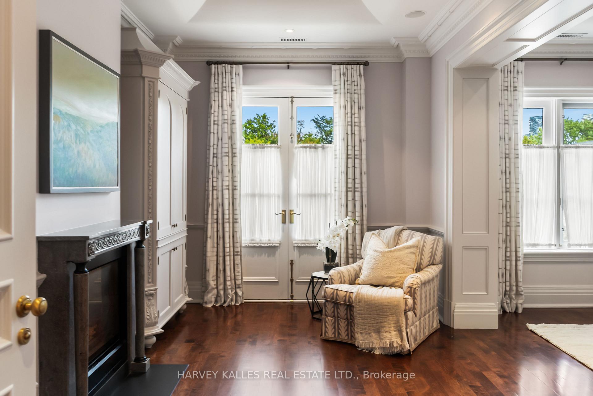 250 Forest Hill Road, Toronto