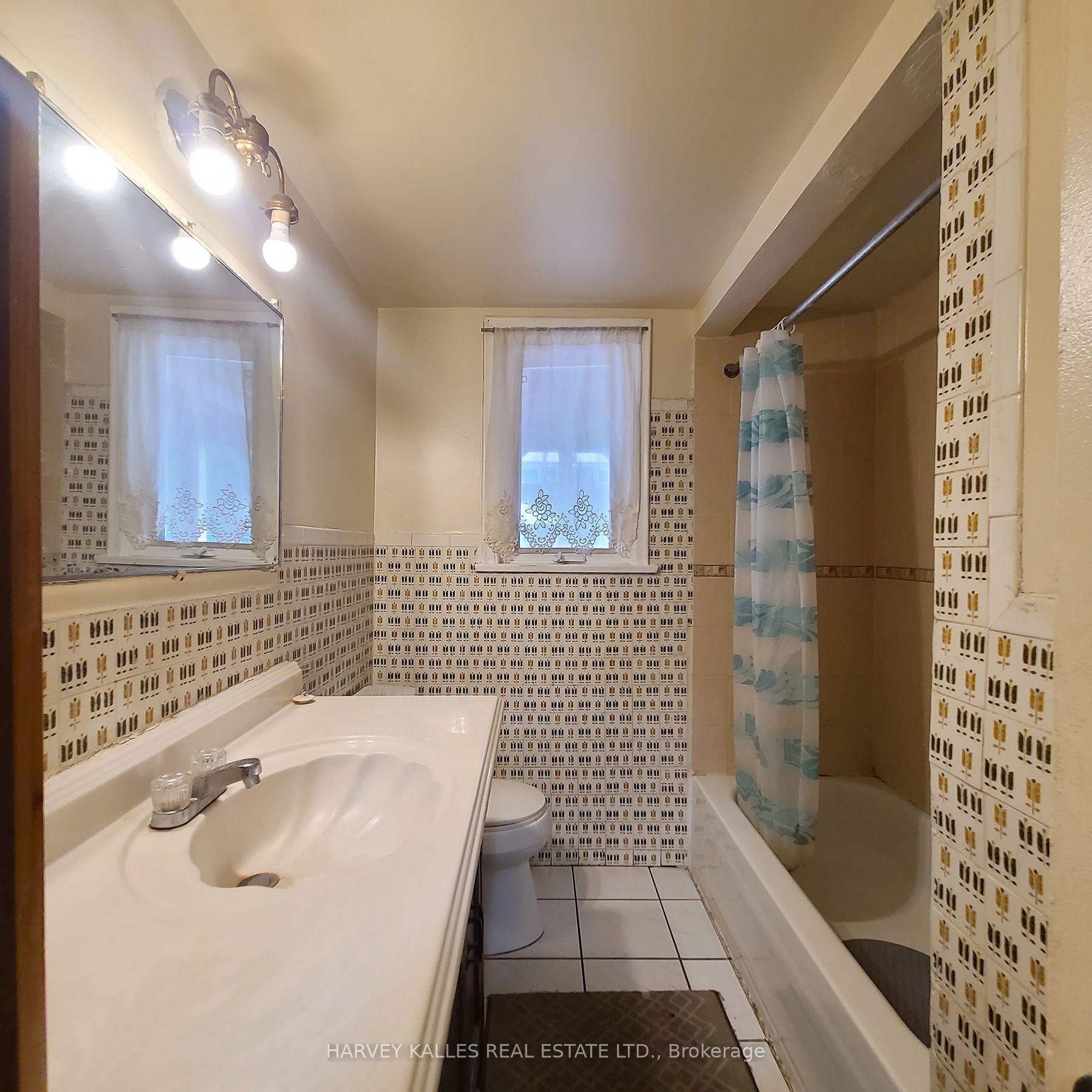 8 Medford Avenue Room # 3, Toronto Unit: Room # 3