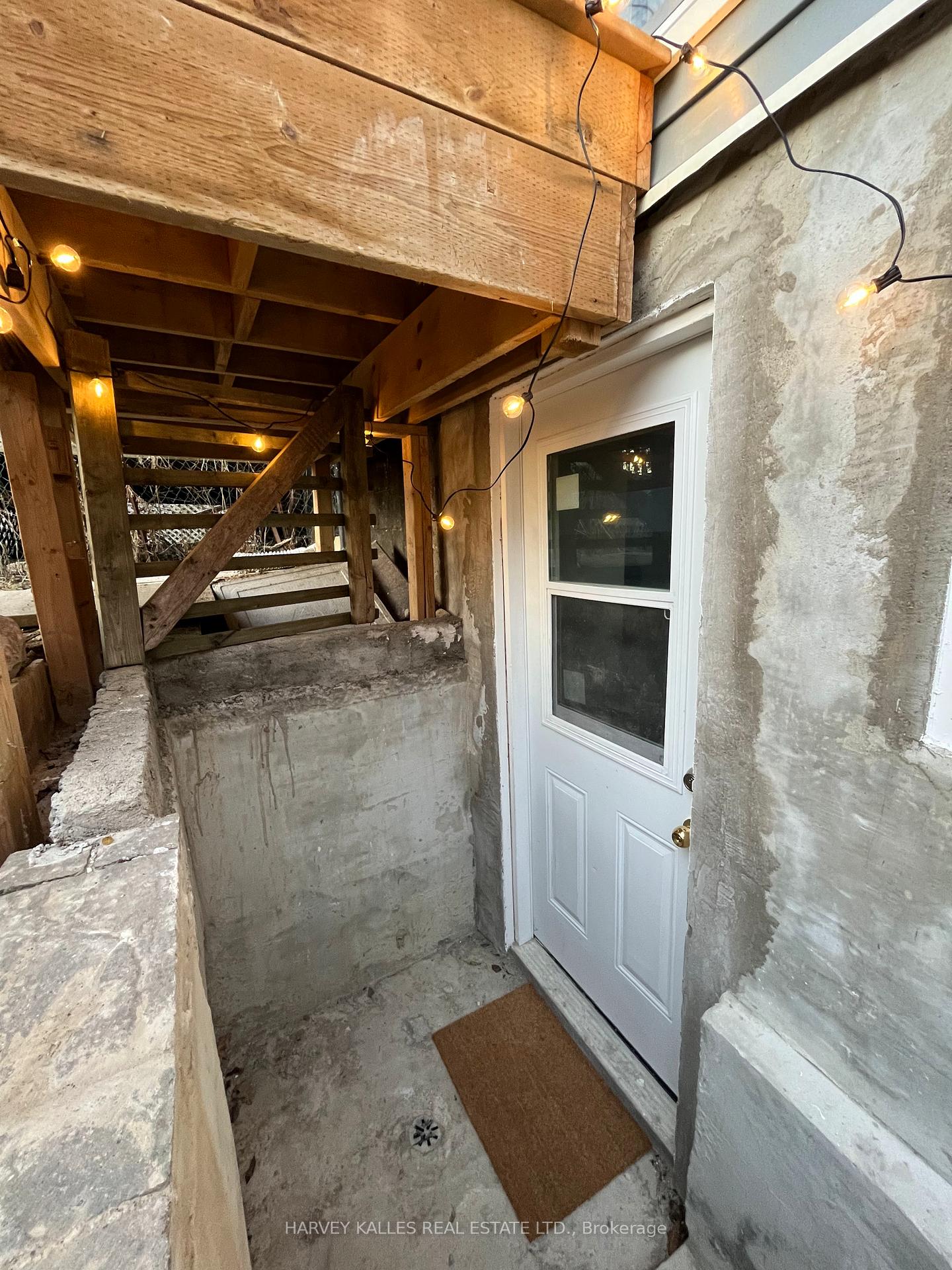 26 Leyton Avenue Lower, Toronto Unit: Lower