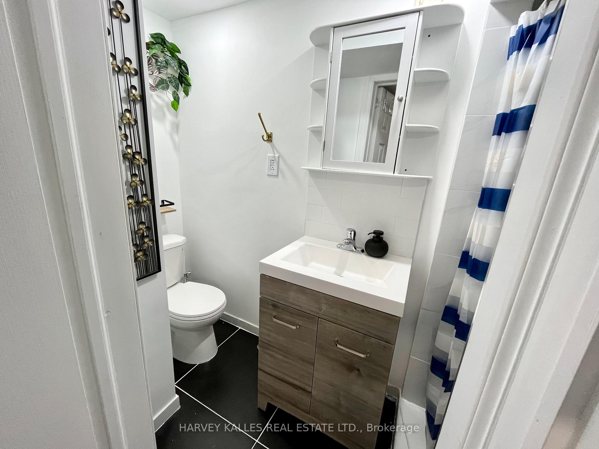 26 Leyton Avenue Lower, Toronto Unit: Lower