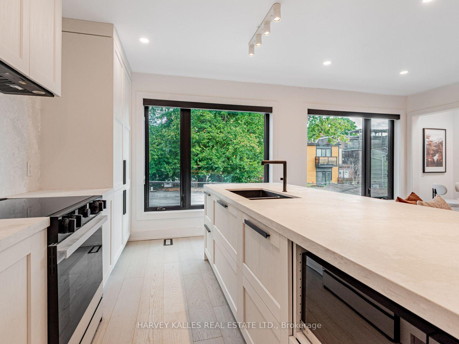 20 Leslie Garden Lane 2nd Flr, Toronto Unit: 2nd Flr