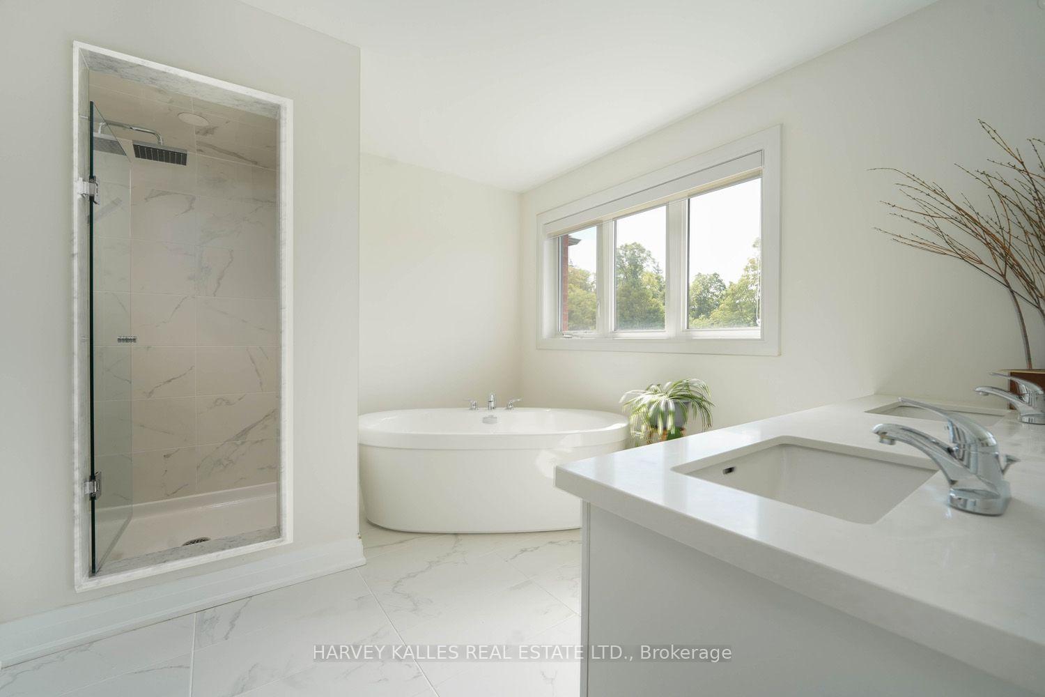 253 Seaview Heights Main Floor