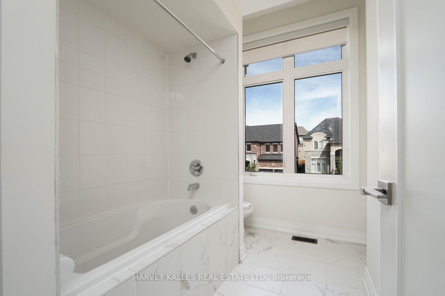 253 Seaview Heights Main Floor