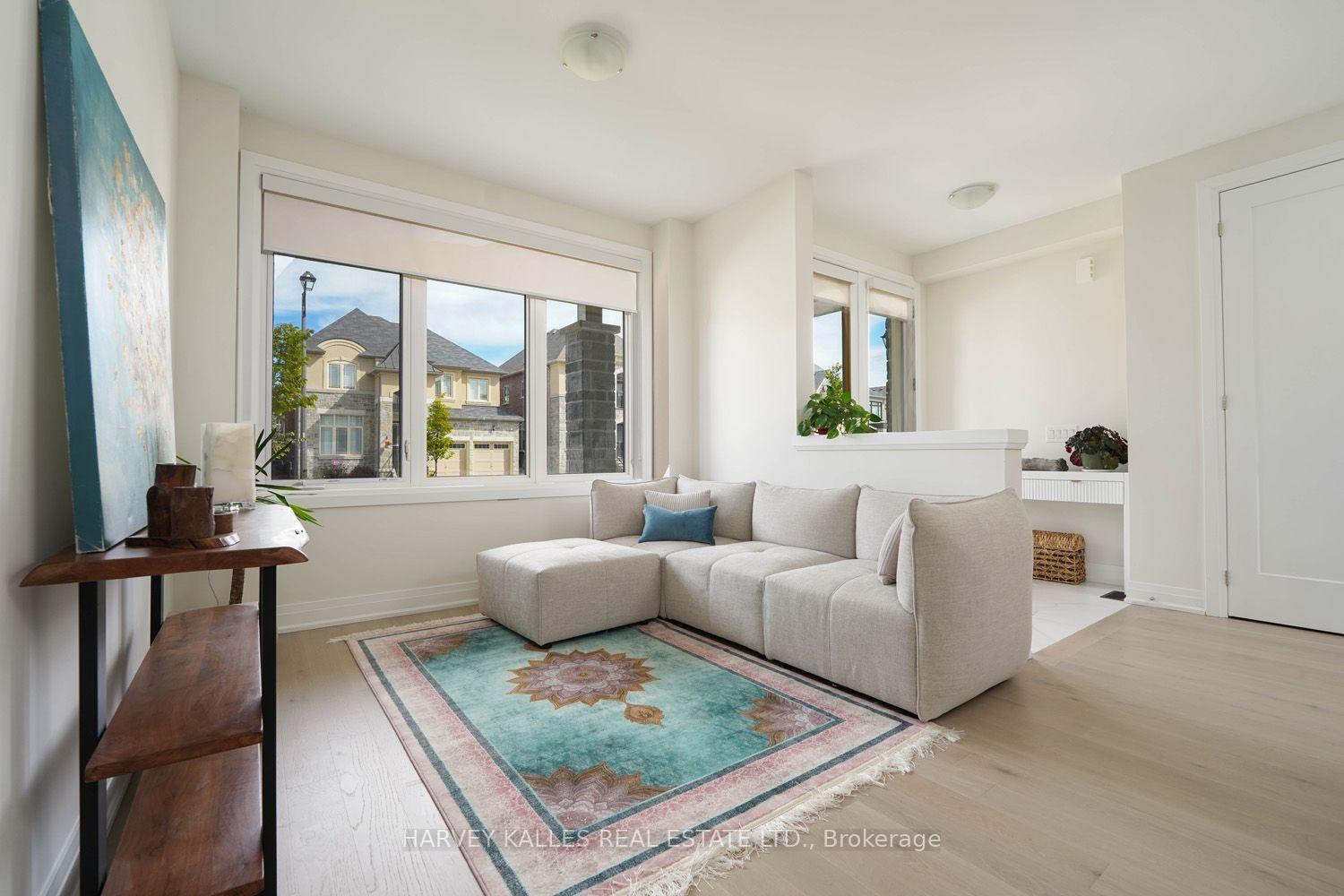 253 Seaview Heights Main Floor