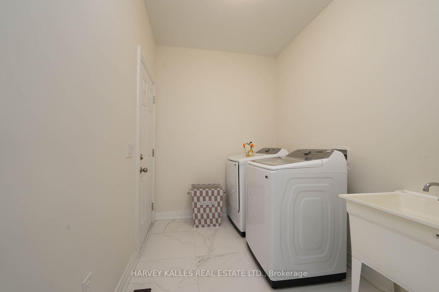253 Seaview Heights Main Floor
