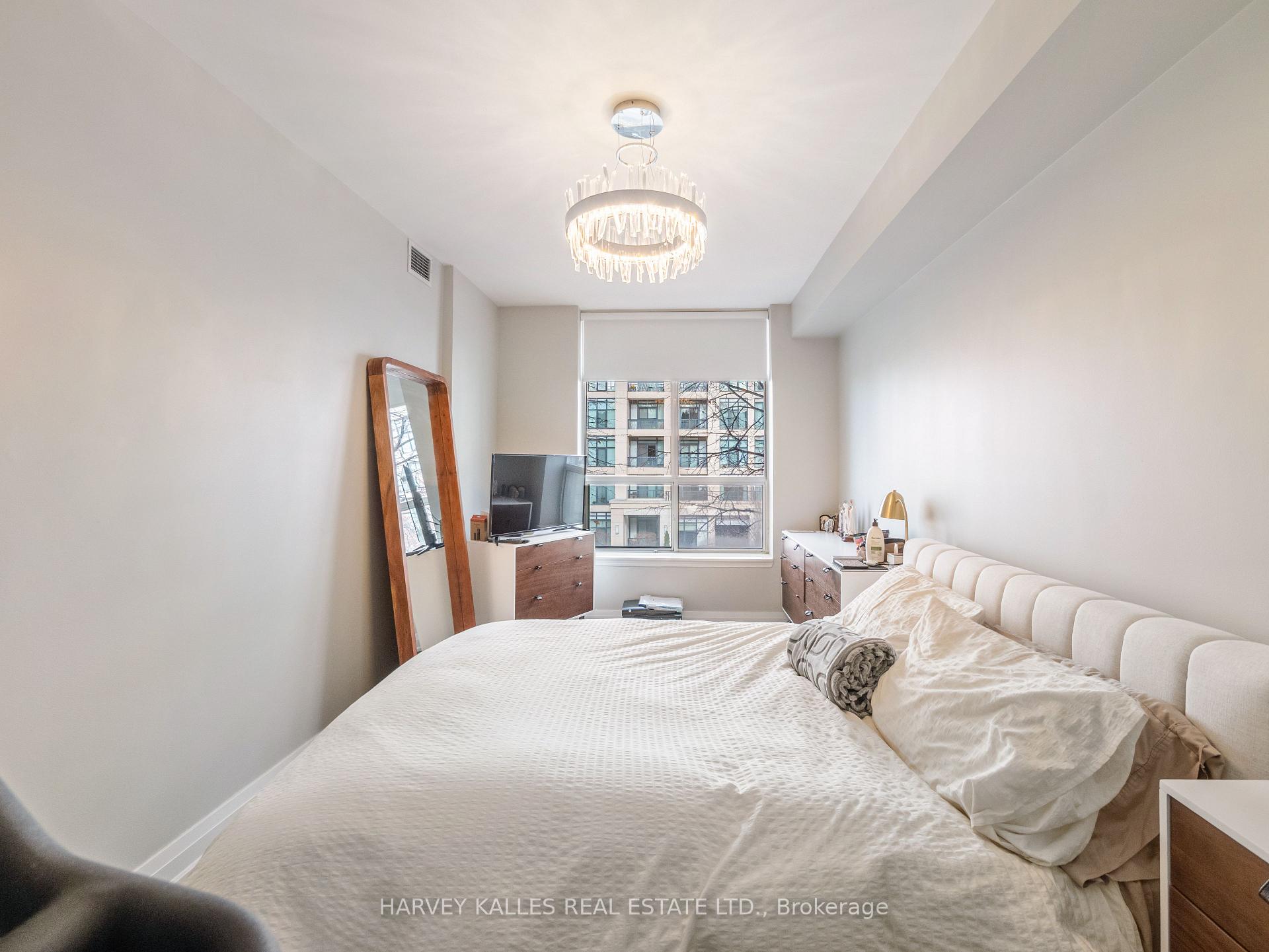 2511 Bloor Street W 305
