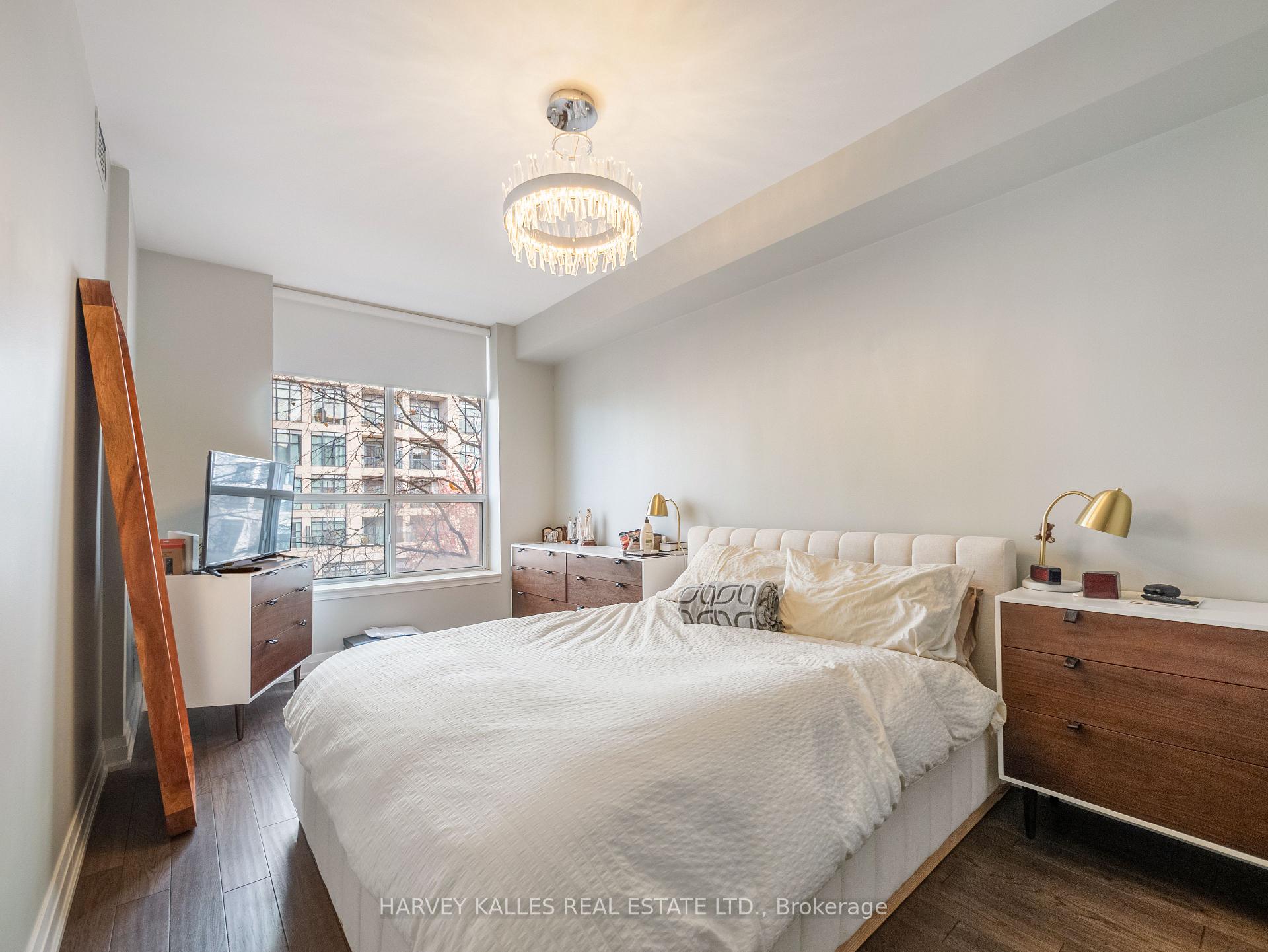 2511 Bloor Street W 305