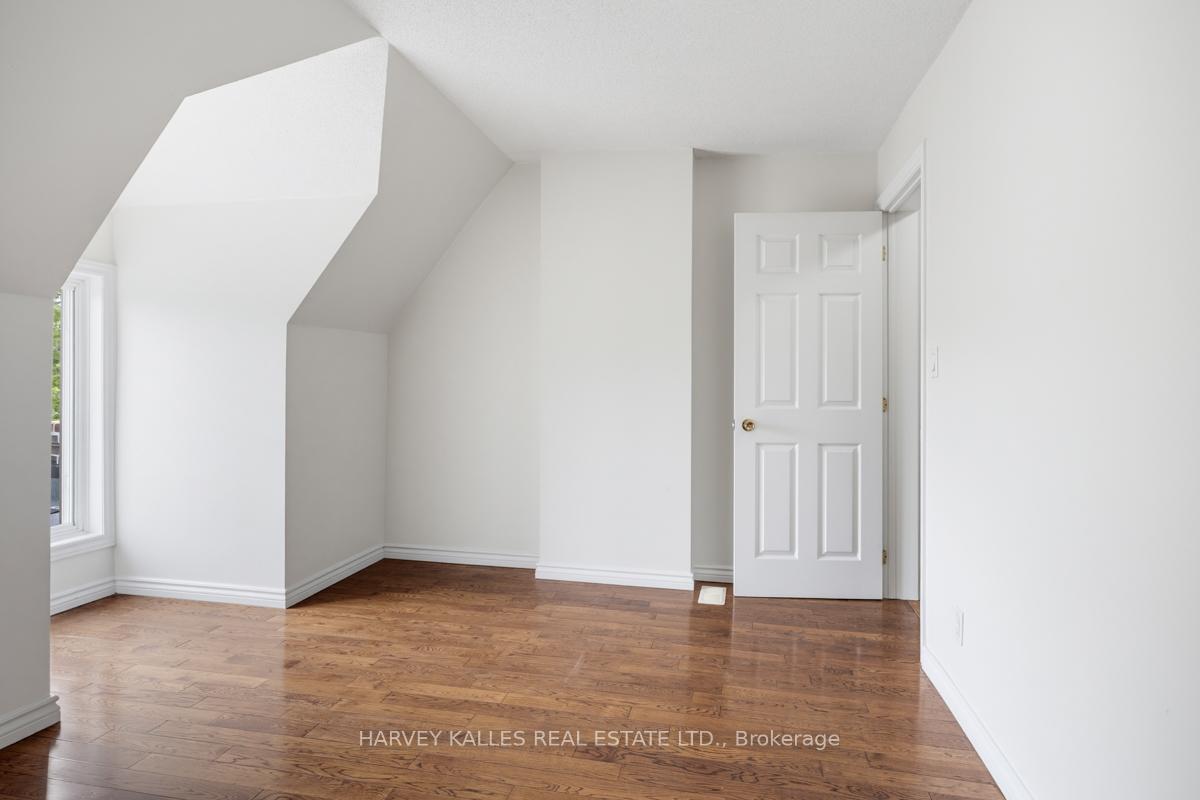 916 Bloor Street W Upper