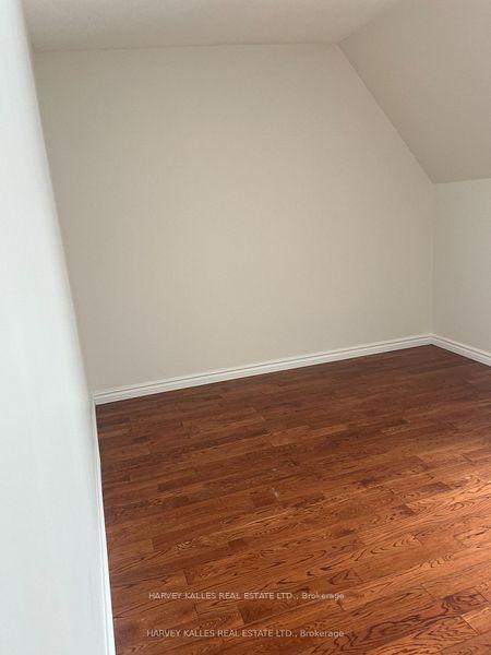 916 Bloor Street W Upper