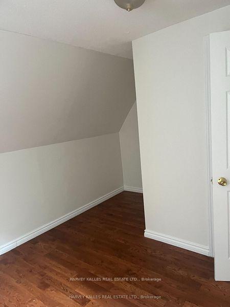 916 Bloor Street W Upper