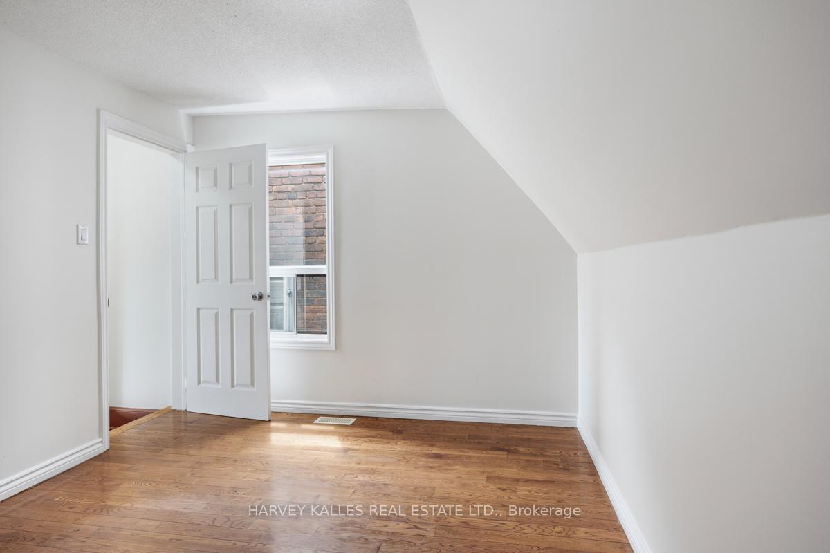 916 Bloor Street W Upper