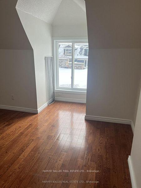 916 Bloor Street W Upper