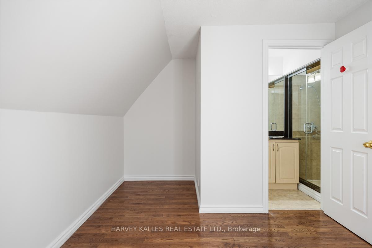 916 Bloor Street W Upper