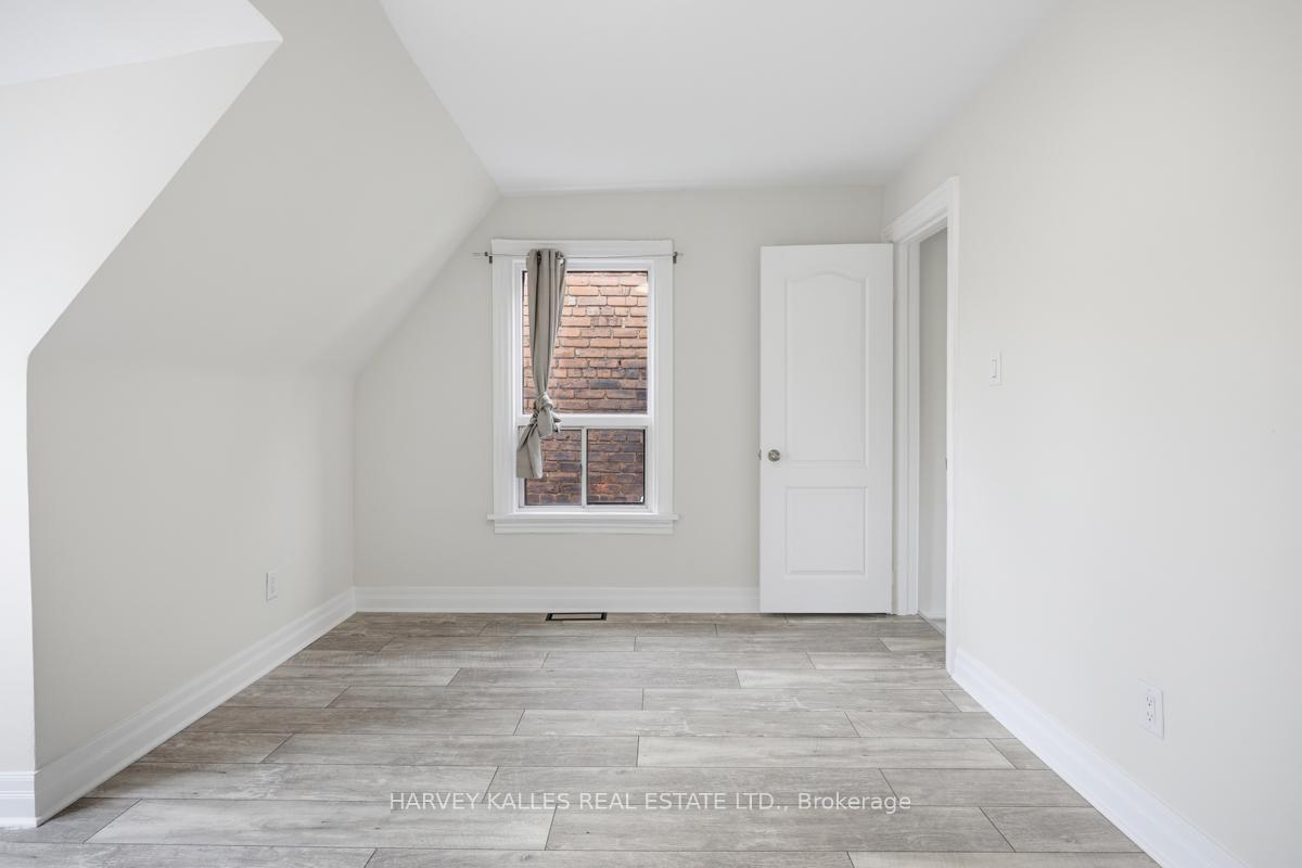 910 Bloor Street W