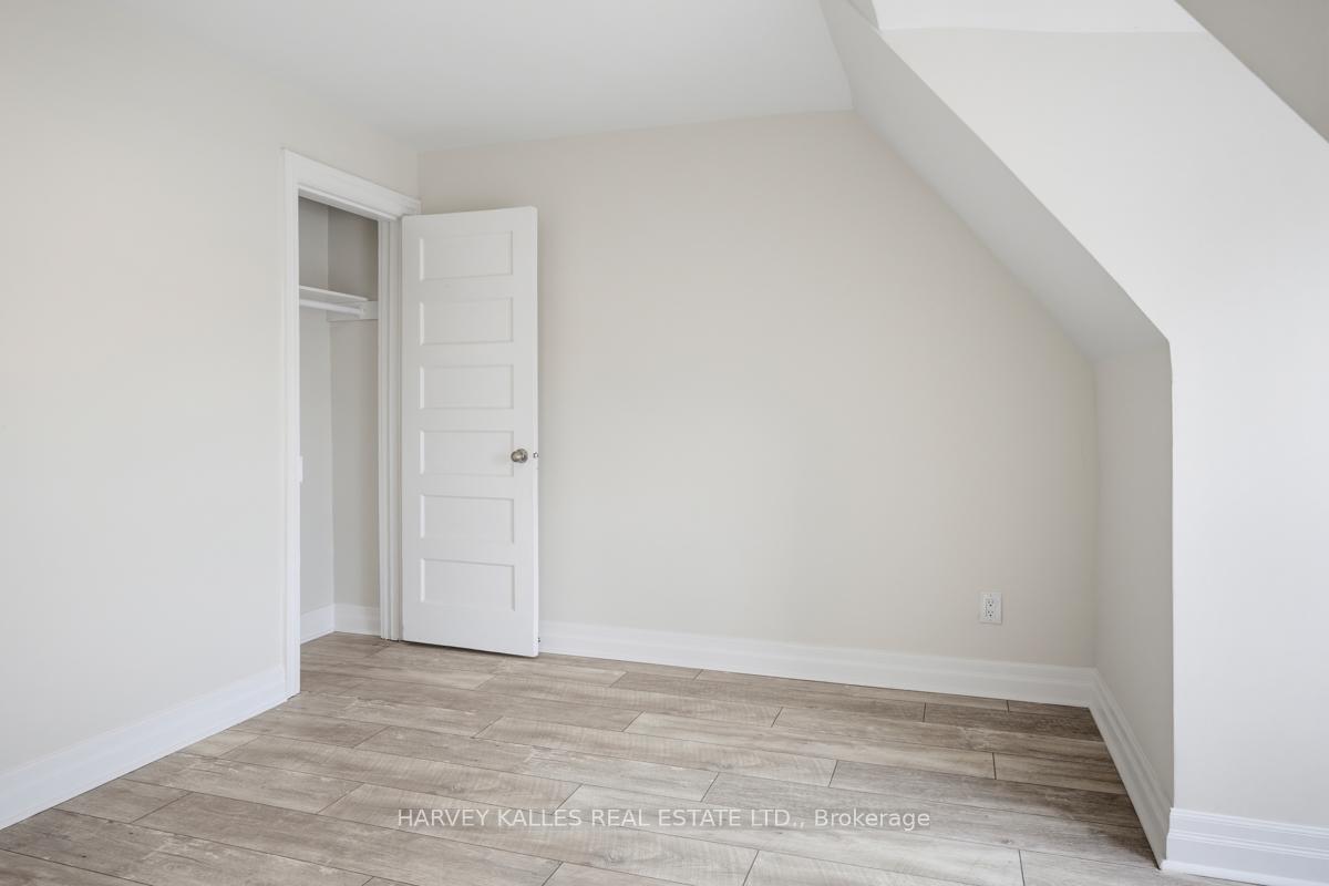 910 Bloor Street W