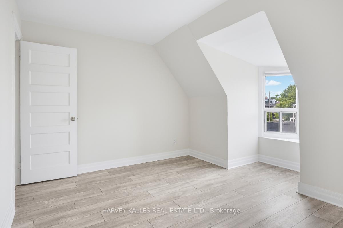 910 Bloor Street W