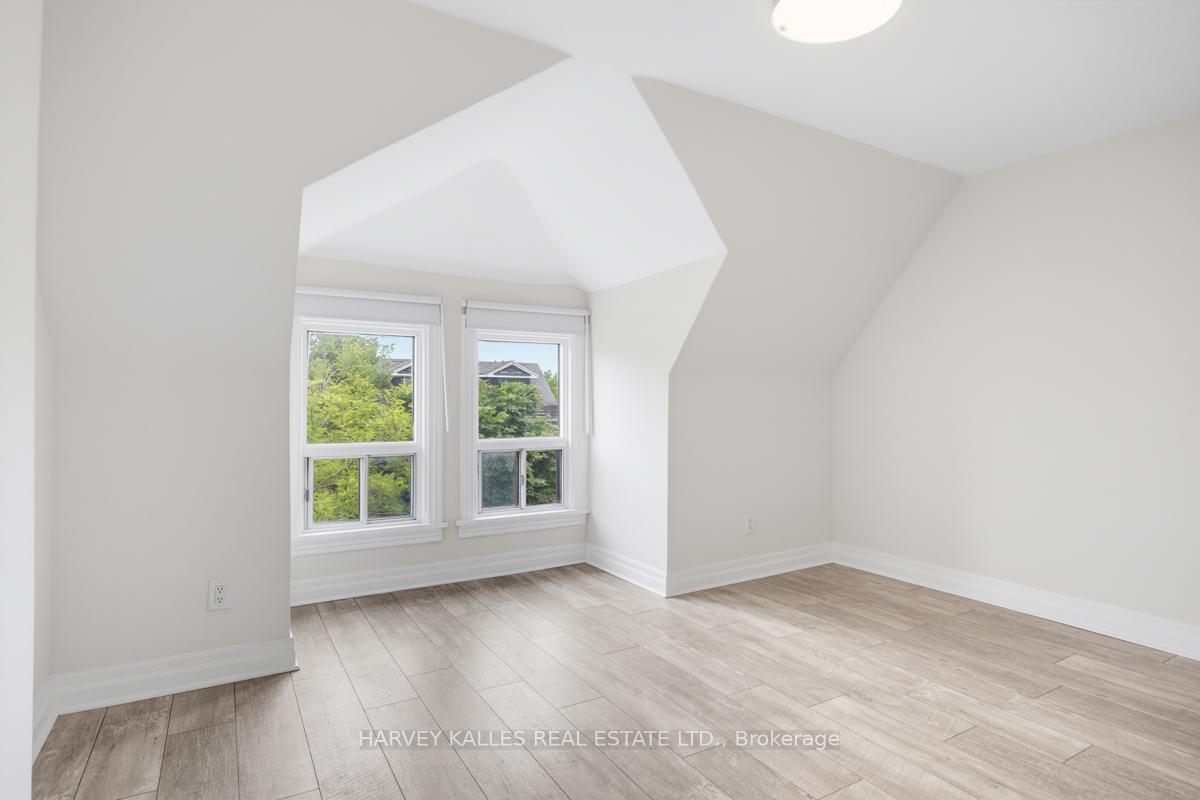 910 Bloor Street W