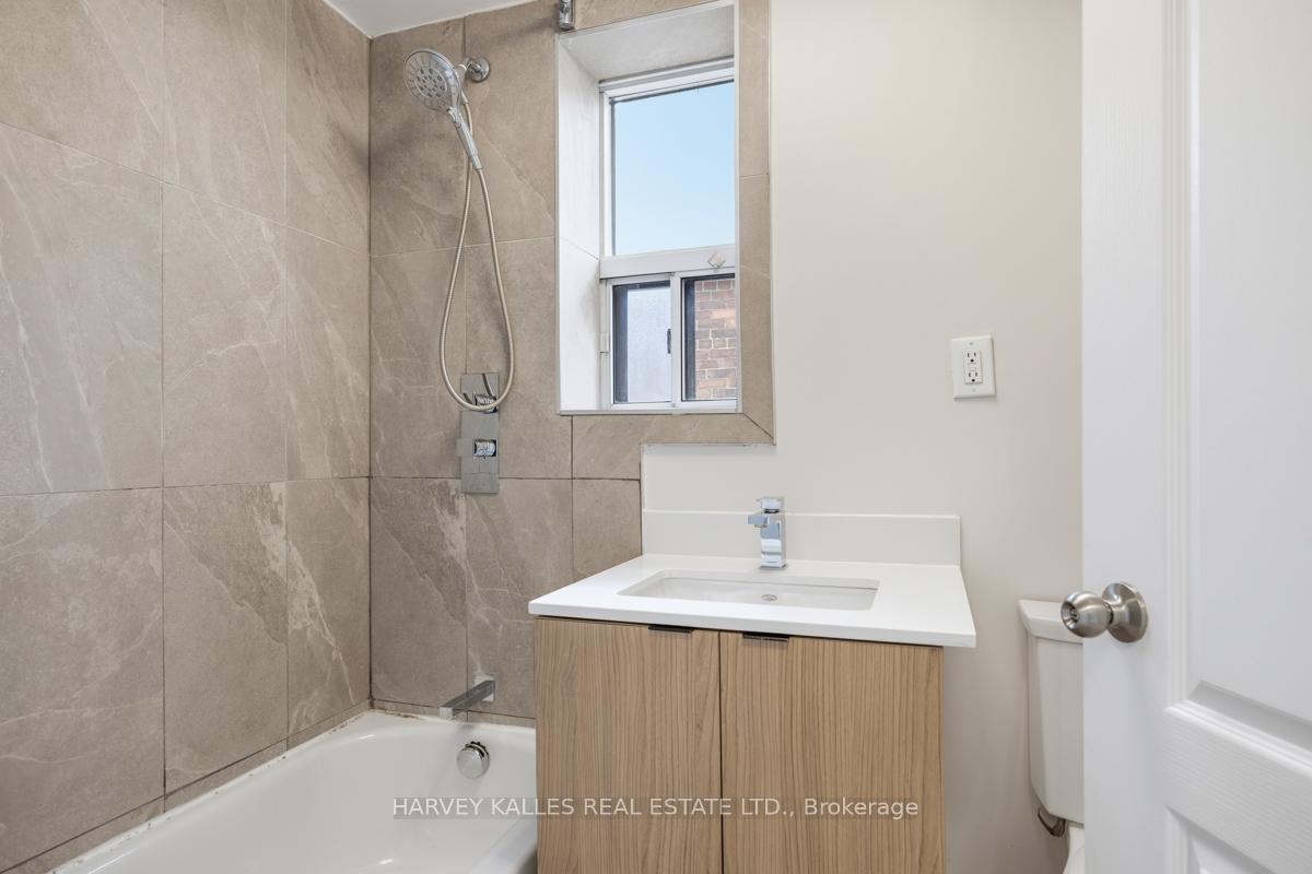 910 Bloor Street W