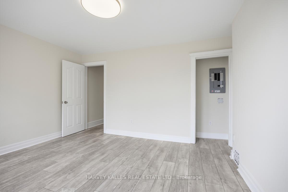 910 Bloor Street W