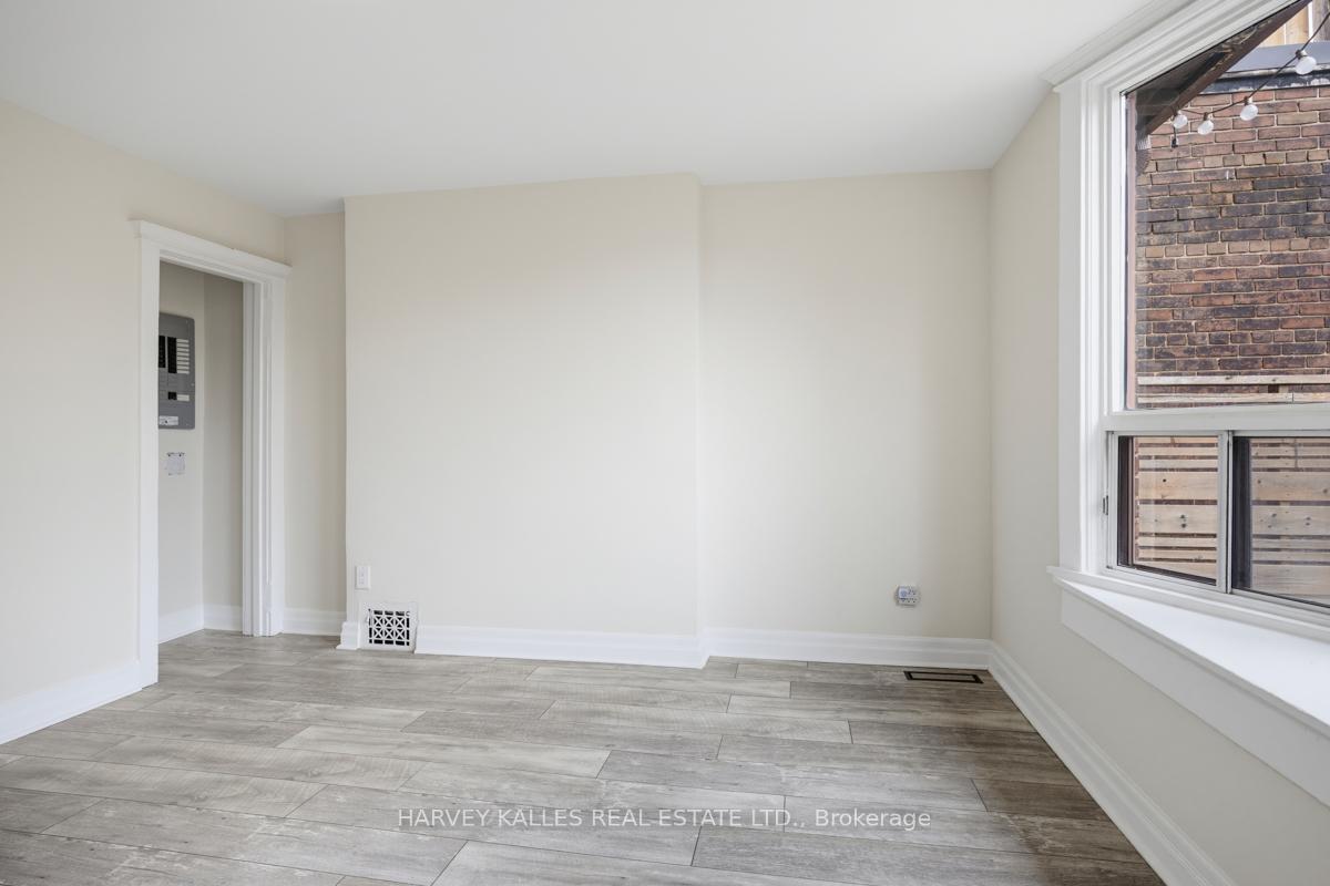 910 Bloor Street W