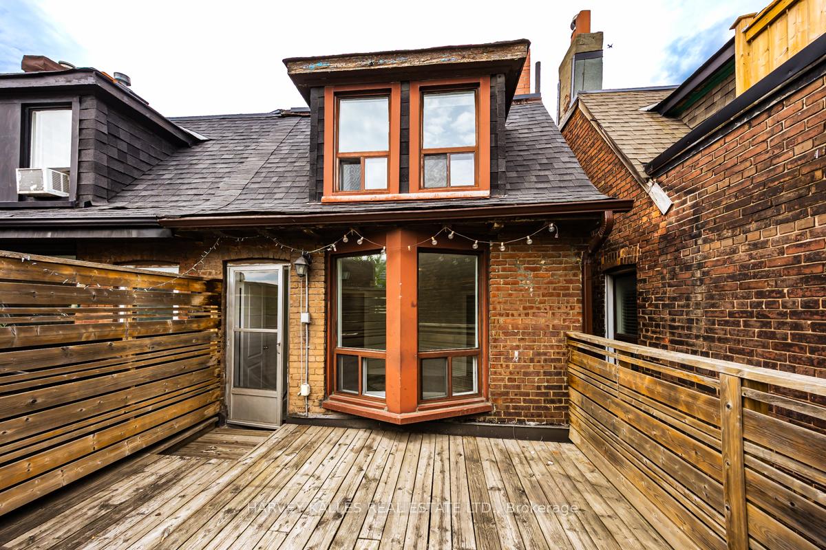 910 Bloor Street W