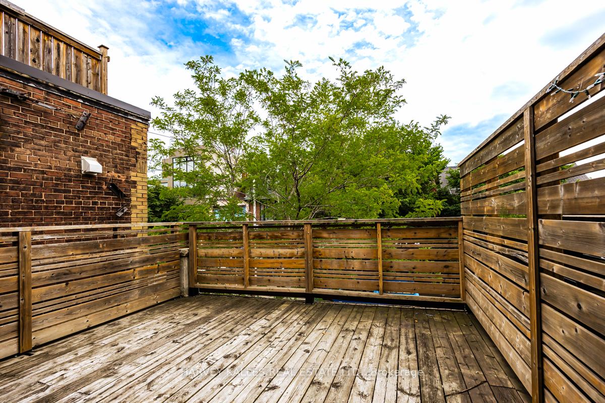 910 Bloor Street W