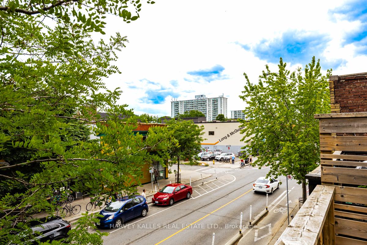 910 Bloor Street W