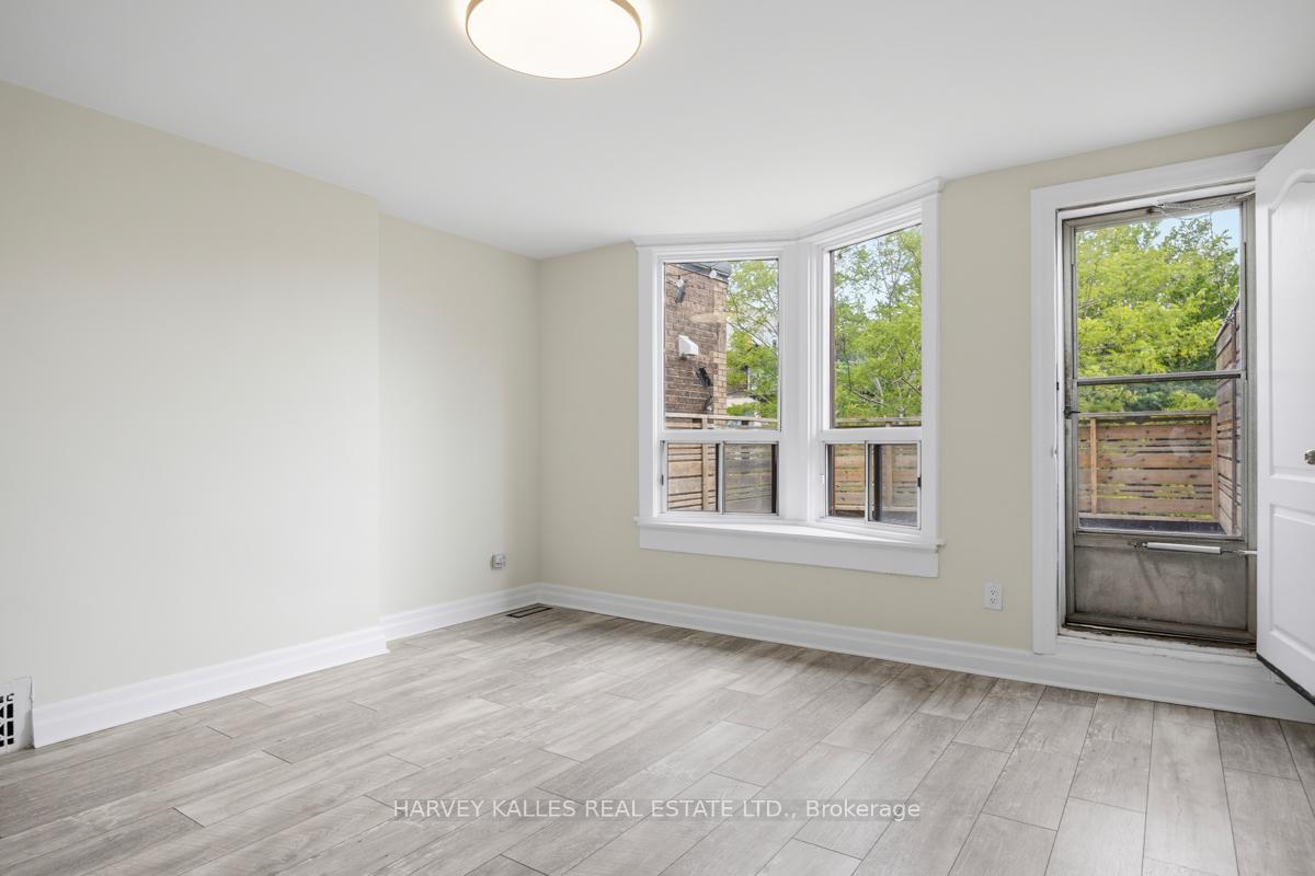 910 Bloor Street W