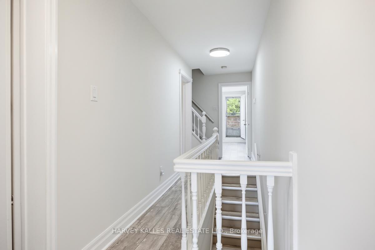 910 Bloor Street W