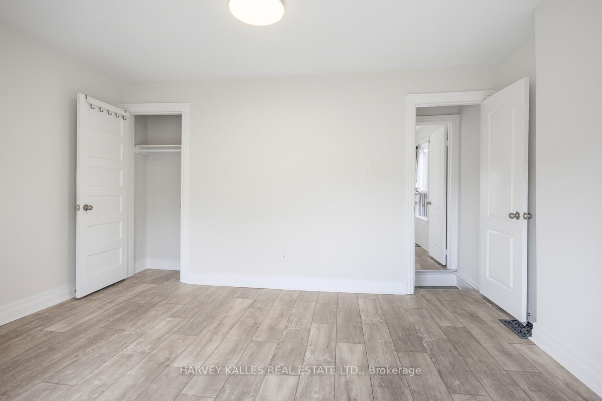 910 Bloor Street W
