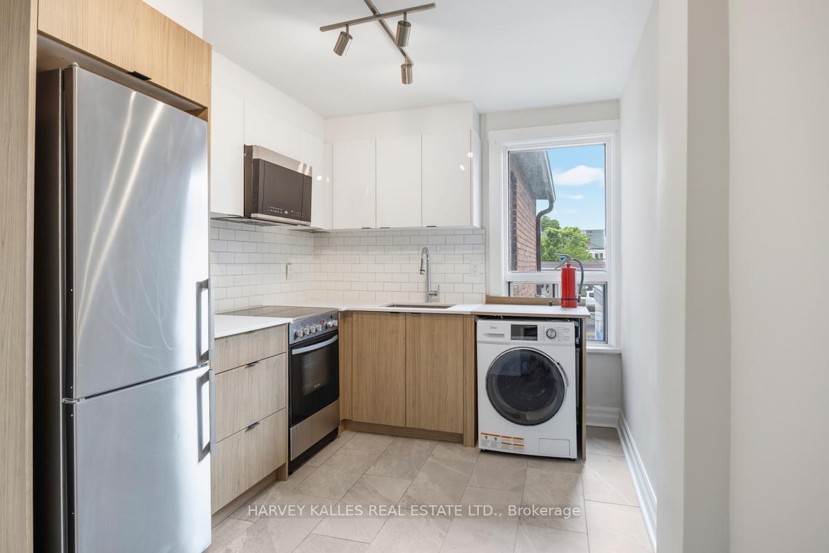 910 Bloor Street W